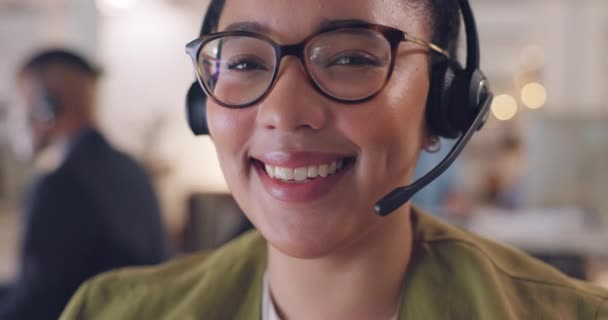 Call Center Rosto Sorriso Com Mulher Escritório Para Comunicação Consultoria — Vídeo de Stock
