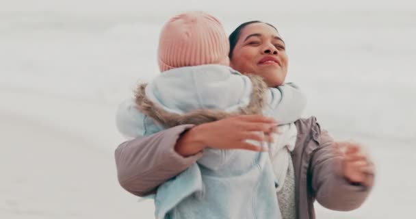 Lány Futás Anya Ölelés Tengerparton Boldogsággal Utazás Kötődés Vagy Kaland — Stock videók