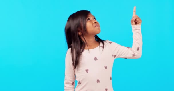 Bambina Guardando Indicando Pubblicità Piedi Uno Sfondo Blu Studio Persona — Video Stock