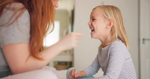 Anya Lány Gyerek Nevetés Csiklandozás Hálószobában Szeretettel Gondozás Vagy Minőségi — Stock videók