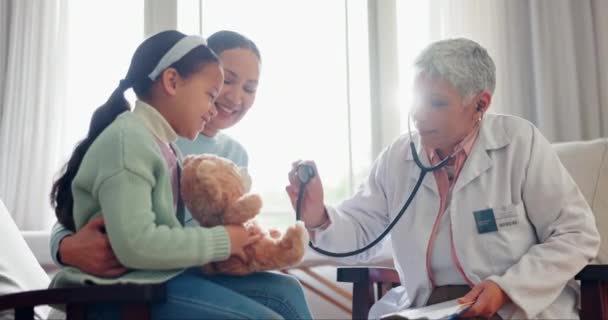 Γιατρέ Παιδικό Αρκουδάκι Και Στηθοσκόπιο Ελέγχουν Για Καρδιολογική Γνωμάτευση Άρρωστου — Αρχείο Βίντεο