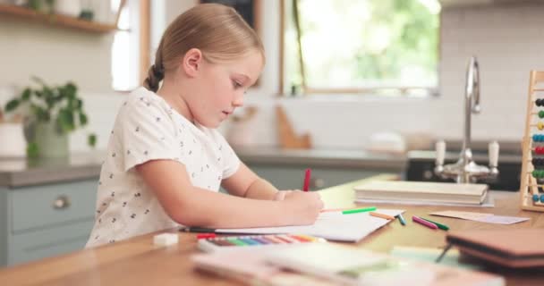 Eğitim Kız Renklendirme Evde Kalem Ile Çocukluk Gelişimi Ödevleri Için — Stok video