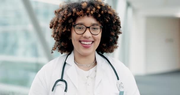 Cara Médico Feliz Mujer Hospital Para Atención Médica Bienestar Apoyo — Vídeos de Stock
