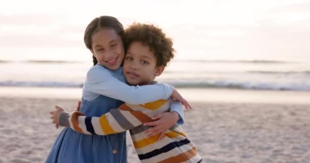 Niños Hermanos Hermanas Con Abrazo Playa Sonrisa Cara Por Amor — Vídeos de Stock