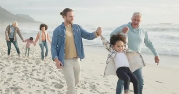 Familie Großeltern Und Papa Schaukeln Mädchen Strand Urlaub Oder Springen — Stockvideo