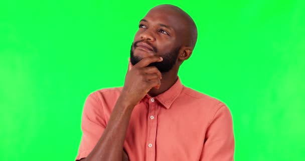 Μαύρος Άνθρωπος Σκέφτεται Και Αναζητά Έμπνευση Πράσινη Οθόνη Απόφαση Και — Αρχείο Βίντεο