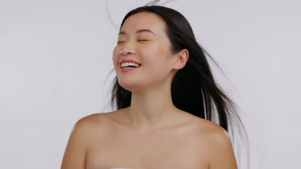 Gezicht Huidverzorging Aziatische Vrouw Met Wind Haar Natuurlijke Schoonheid Tegen — Stockvideo