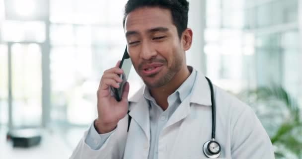 Beszélgetés Orvos Egy Ázsiai Férfi Egy Telefonhíváson Egy Kórházban Kommunikáció — Stock videók