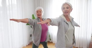 Egzersiz, yoga ve ev stüdyosunda yaşlı bayan arkadaşlar sağlık, sağlık ya da denge için çalışırlar. Fitness, zen ve çakra yaşlılarla birlikte bilinçlilik eğitimi alırken esneme hareketleri..