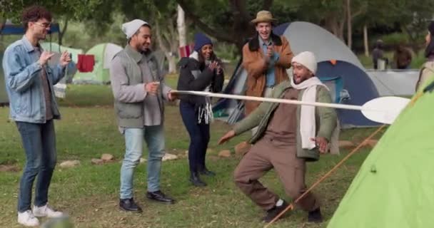 Camping Limbes Les Gens Qui Jouent Jeu Avec Bar Être — Video