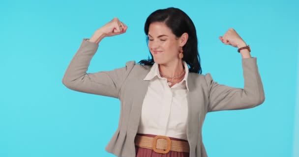 Campeona Empresaria Fuerte Ganadora Flexionando Músculo Con Empoderamiento Igualdad Género — Vídeos de Stock