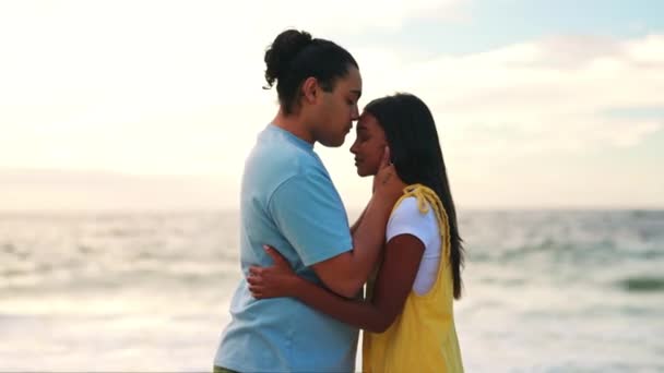 Поцілунок Обійми Пара Любов Пляж Відпустка Подорожами Літні Канікули Романтичний — стокове відео