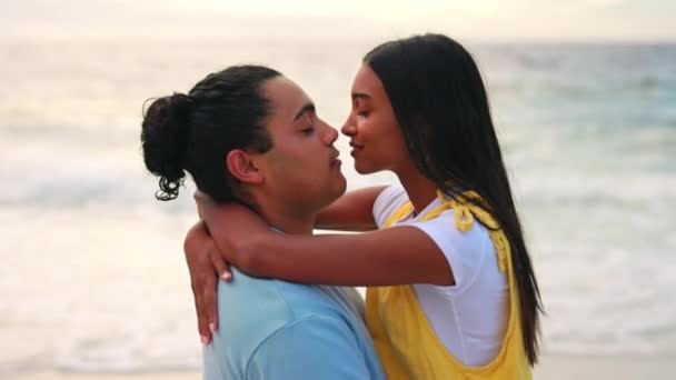 Fecha Abrazo Pareja Con Amor Playa Felicidad Vacaciones Libertad Gesto — Vídeos de Stock