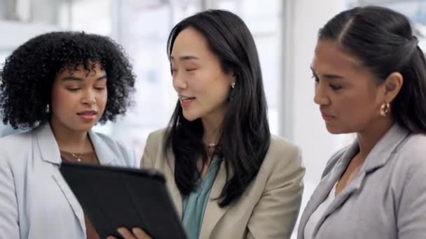 企業レポートや企業戦略とオフィスでのビジネス女性 タブレットデータや議論 多様性 オンラインレビュー チームワークでのコミュニケーション 技術者とのスタッフのコラボレーション トーク — ストック動画