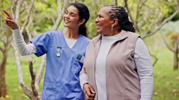 Oudere Zorg Oude Vrouw Met Glimlach Verpleegster Tuin Ter Ondersteuning — Stockvideo