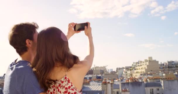 Пара Телефонна Фотографія Балкон Парижі Любові Відпустки Або Облігації Влітку — стокове відео
