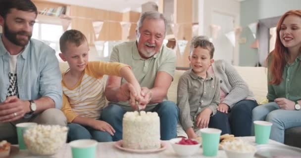 Cumpleaños Familia Grande Pastel Corte Juntos Para Comida Fiesta Celebración — Vídeo de stock