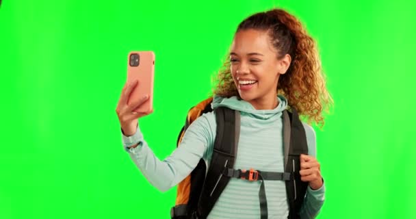 绿屏微笑 徒步旅行或快乐的女人徒步旅行 背包和旅行摄影 社交网络应用 色键和平标志或健身人员在工作室背景上张贴记忆图片 — 图库视频影像