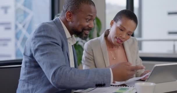 Tablet Homem Negócios Negros Uma Reunião Com Papelada Para Planejamento — Vídeo de Stock