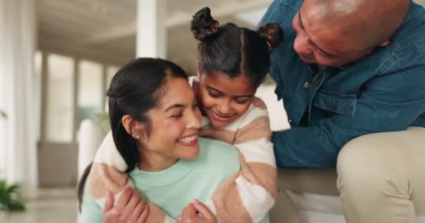 拥抱和父母在他们现代房子的客厅里和他们的孩子在一起 女孩抱着她的年轻的父母 在他们家的休息厅里照顾她 — 图库视频影像