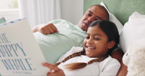 Cama Menina Pai Lendo Livro Sorriso Casa Com Felicidade Tempo — Vídeo de Stock
