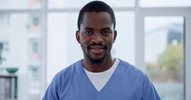 Чорний Чоловік Посмішка Обличчя Хірурга Лікарні Медичних Послуг Хірургії Консалтингу — стокове відео