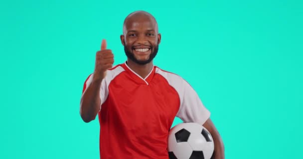 Zwarte Man Voetbal Duimen Omhoog Mockup Voor Motivatie Goedkeuring Tegen — Stockvideo