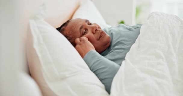 成熟的女人 卧床睡觉 孤独地休息 疲倦和退休 压力和失眠 还有焦虑 思考和在卧室的家 悲伤和心理健康问题 — 图库视频影像
