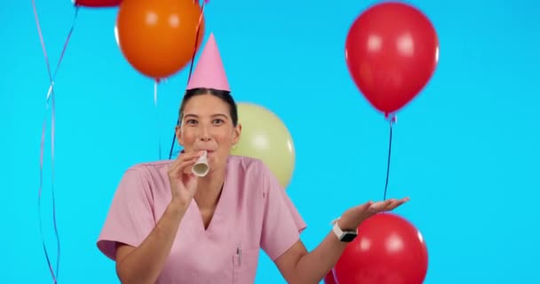 派对号角和气球与一名女护士在工作室隔离蓝色背景庆祝 肖像画 医疗保健和一个快乐的女性医药专业吹毛求疵者 — 图库视频影像