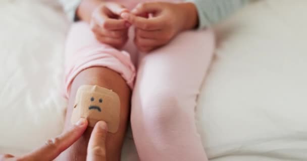 Knieverband Kind Und Hand Zur Pflege Erste Hilfe Und Liebe — Stockvideo