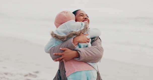 Dziewczyna Przytulić Matka Szczęściem Oceanie Troską Wakacjach Nawiązywanie Więzi Plenerze — Wideo stockowe