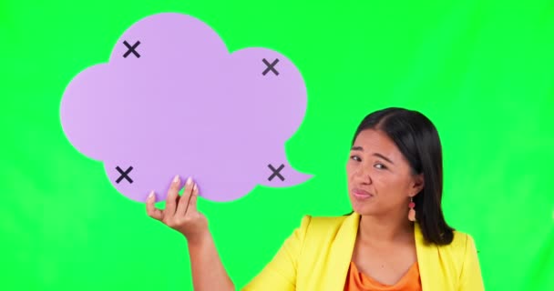 绿色屏幕上 没有女人面对着说话泡沫 跟踪标记和不良评论的模仿背景 带有海报 反对票或反馈的形象 失败和不快乐的亚洲女性顾客 — 图库视频影像