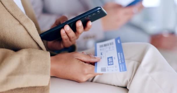 机场和手持电话 登机证和公务旅行证件的人员 假期和妇女在智能手机上的社交媒体 航班和在线离境信息 — 图库视频影像
