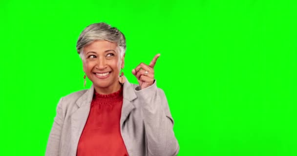 Śmiejąc Się Wskazując Starsza Kobieta Zielonym Ekranie Studio Odizolowany Tle — Wideo stockowe