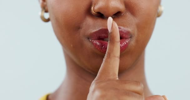 Μυστικό Πρόσωπο Και Στόμα Ευτυχισμένης Γυναίκας Δάχτυλο Στα Χείλη Για — Αρχείο Βίντεο