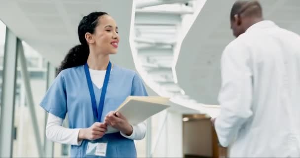 Žena Papírování Lékař Nemocnici Úsměv Kontrolní Seznam Štěstím Chůzí Lékařským — Stock video