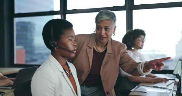 カスタマーサービス テクニカルサポート ヘルプデスクのためのオフィスの黒人女性とのコールセンター コンサルティング メンター テレマーケティング トレーニングとアドバイスのための従業員との連絡 — ストック動画