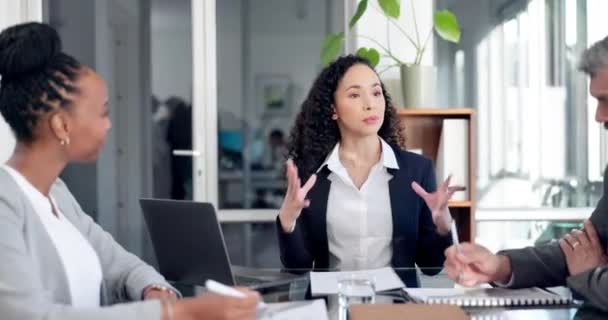 商界人士 会议及妇女与谈判 规划及管理有关的反馈 谈话及合作 团队合作 头脑风暴或有想法的员工 评审人员和项目讨论人员 — 图库视频影像