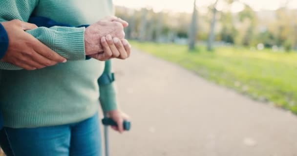 Tangan Pengasuh Dan Membantu Pasien Luar Ruangan Untuk Pensiun Olahraga — Stok Video