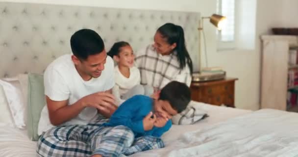 Famiglia Gioco Camera Letto Con Bambini Felicità Divertimento Legame Casa — Video Stock