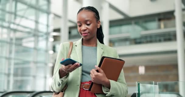 快乐的女商人在办公室里通过社交媒体 移动应用或互联网建立联系 微笑和年轻的非洲女律师在工作场所用手机发短信 — 图库视频影像