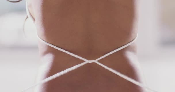 Terug Vrouw Die Bikinitopje Uitdoet Zomermode Dame Die Vakantiepak Stript — Stockvideo