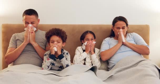 Malato Letto Famiglia Soffiano Naso Mentre Rilassano Insieme Raffreddore Influenza — Video Stock