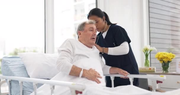 Homem Sênior Estetoscópio Enfermeiro Verificar Saúde Médica Respiração Cardiologia Paciente — Vídeo de Stock