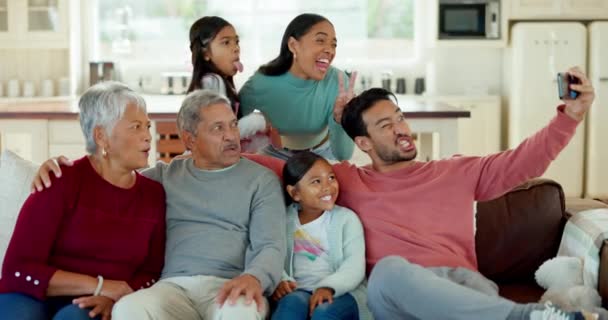 Familia Cómic Selfie Abuelos Con Niños Sofá Para Unión Tiempo — Vídeos de Stock