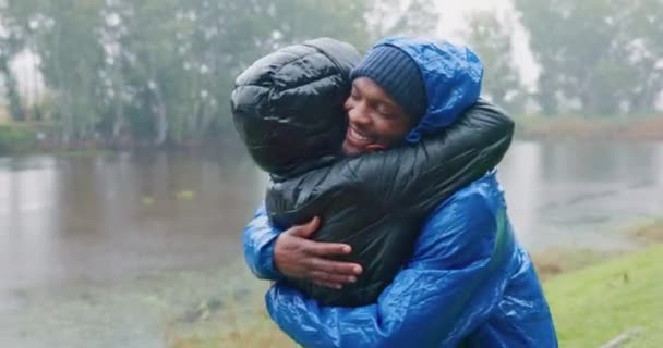 Kemping Miłość Międzyrasowe Pary Przytulające Się Deszczu Podczas Gdy Świeżym — Wideo stockowe