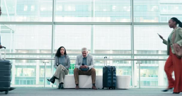 商务人员 行李和机场大堂 配有步行 智能手机通信和国际旅行 妇女和繁忙的大堂 前往开普敦的飞机 全球航班时刻表和移民 — 图库视频影像