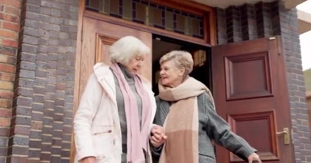 Старшие Женщины Друзья Ходить Церкви Обсуждением Чатом Держась Руки Лестнице — стоковое видео