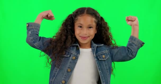 绿色屏幕和女孩弯曲的胳膊 微笑和自信的孩子面对工作室的背景 女童或幼儿的柔韧 勇于挑战的成功 力量和力量 — 图库视频影像