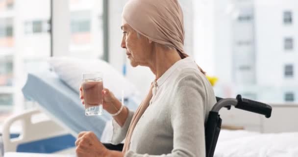 Cancro Parkinson Donna Anziana Ospedale Sedia Rotelle Con Acqua Dopo — Video Stock